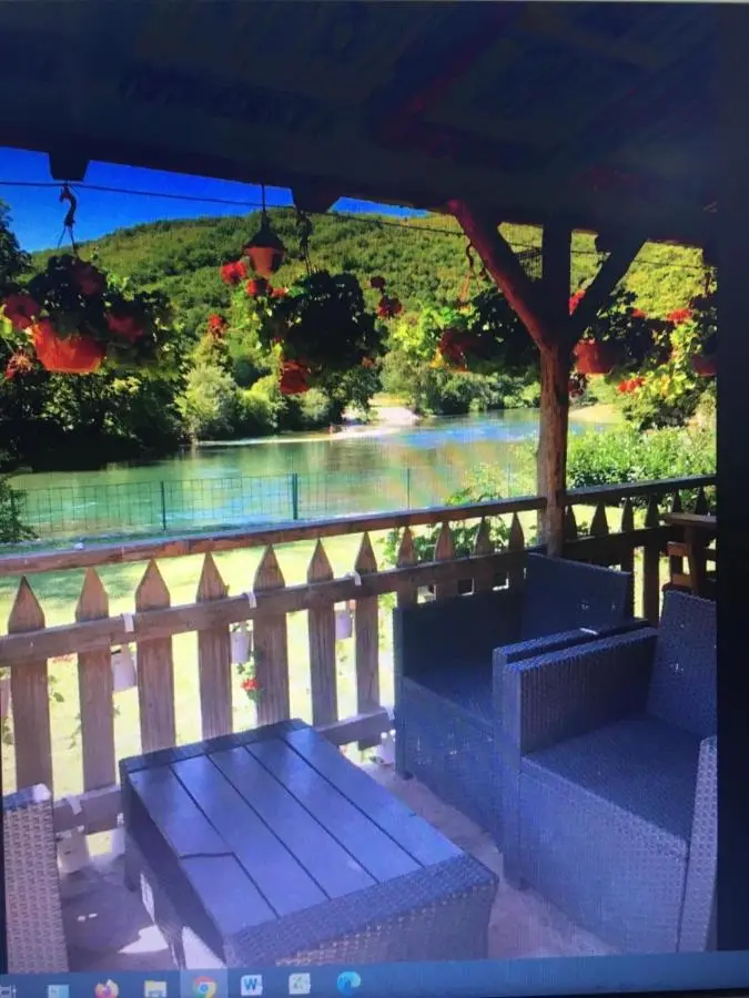 "River paradise" Vikendica sa bazenom, ladarom i kaminom na samoj obali Vrbasa Banja Luka