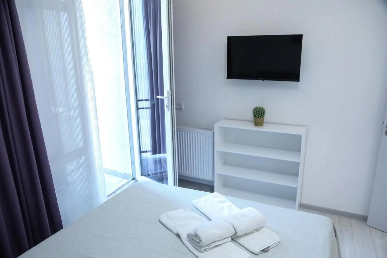 2-bedroom the entire apartment Very central Location 3 minutes walk to central square, Kolkha Fountain