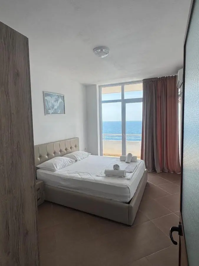 Redi's Seaview Apartments