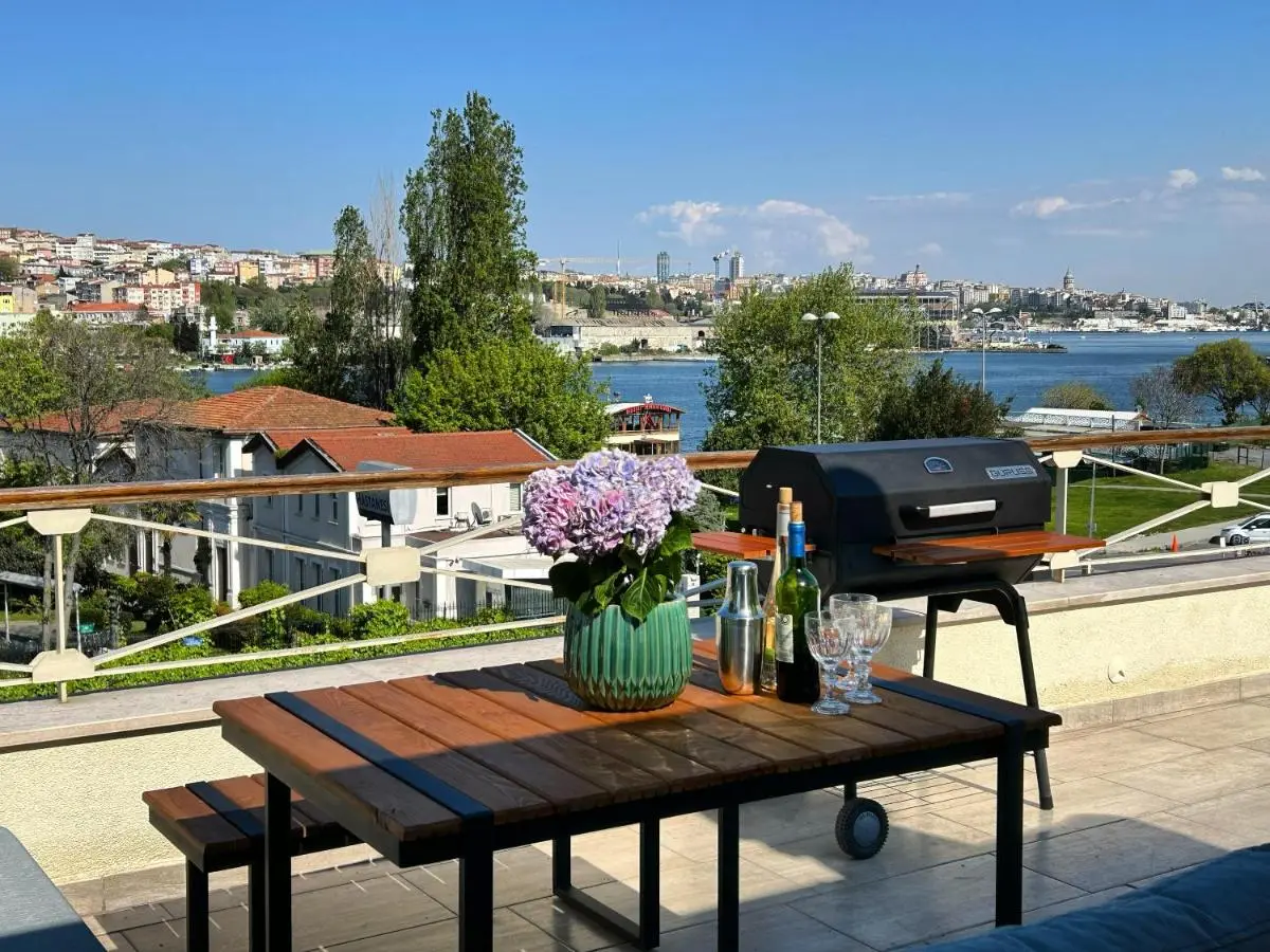 Waterfront Apartment by the Tram - Terrace with Dome & Golden Horn View in Fatih