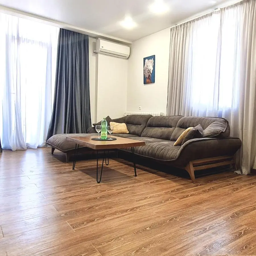 Bright and Airy Apartment Free Wi-Fi Open Space 3-Rooms 2-Balconies