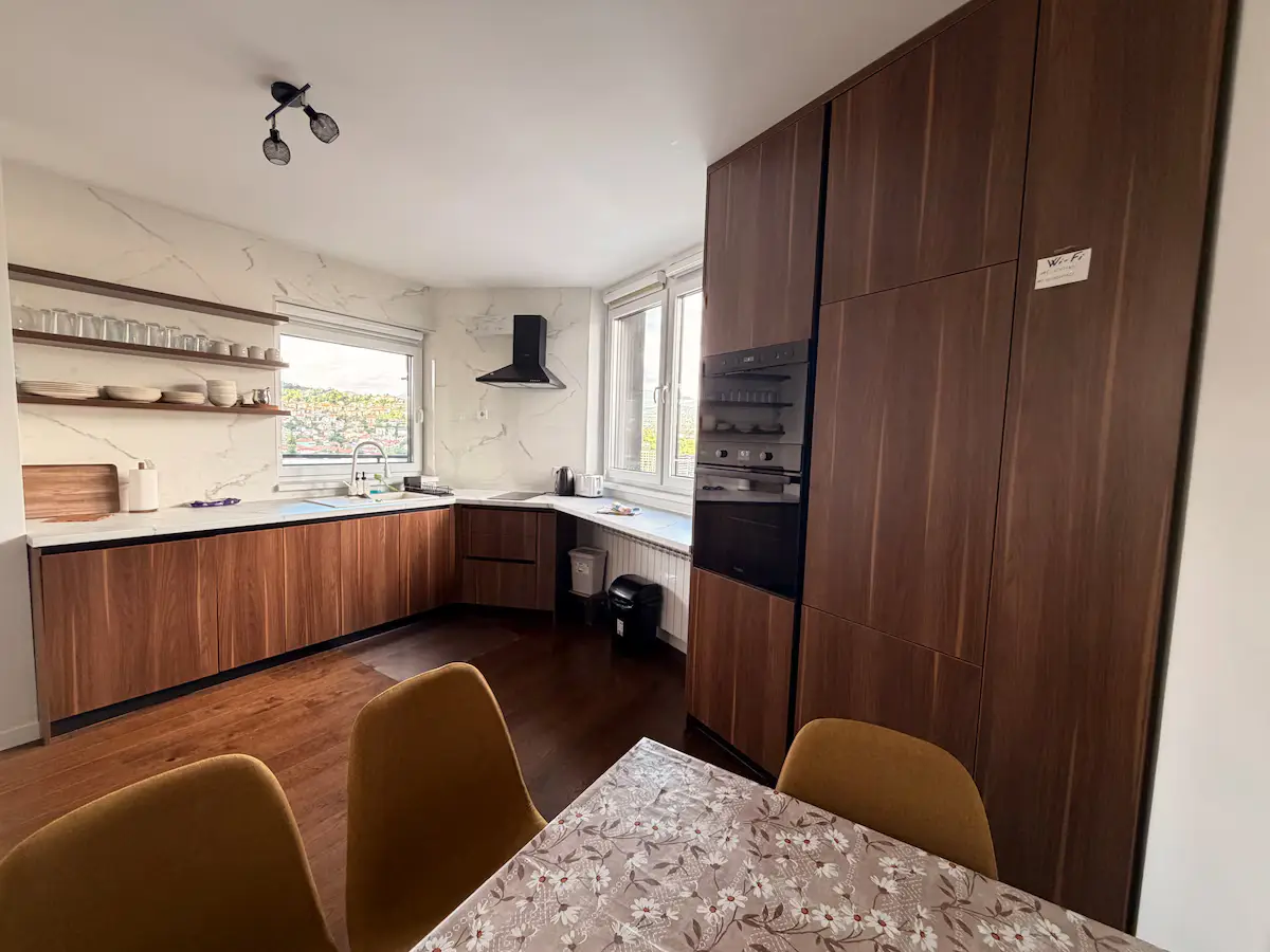 Spacious Apartment with Stunning Views & Many Beds