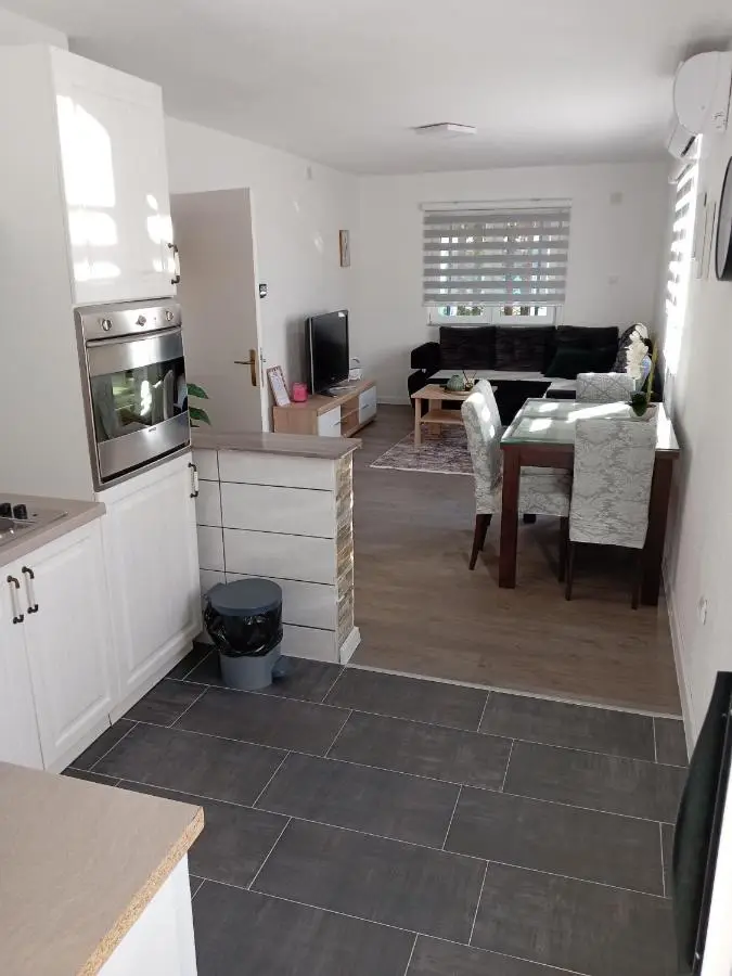Holiday House White Hill
