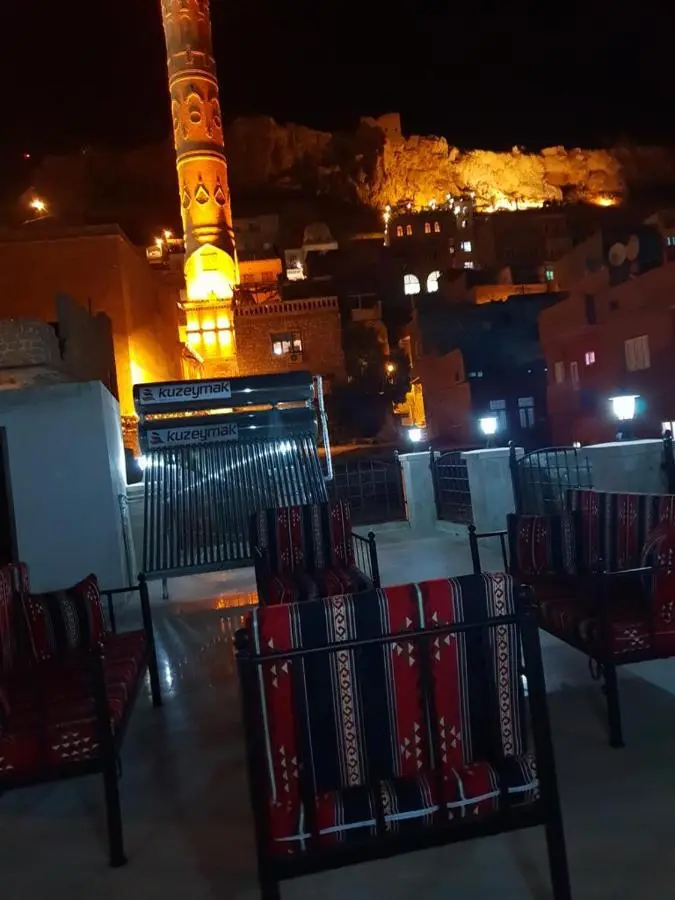 Mardin tarihi ulu Cami yanı, Kale divan konağı
