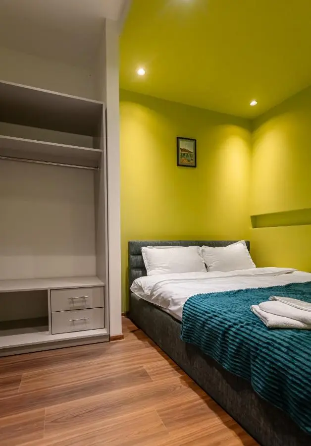 Apart Meidani - Stylish Old Town Apartment with Balcony & Synagogue View