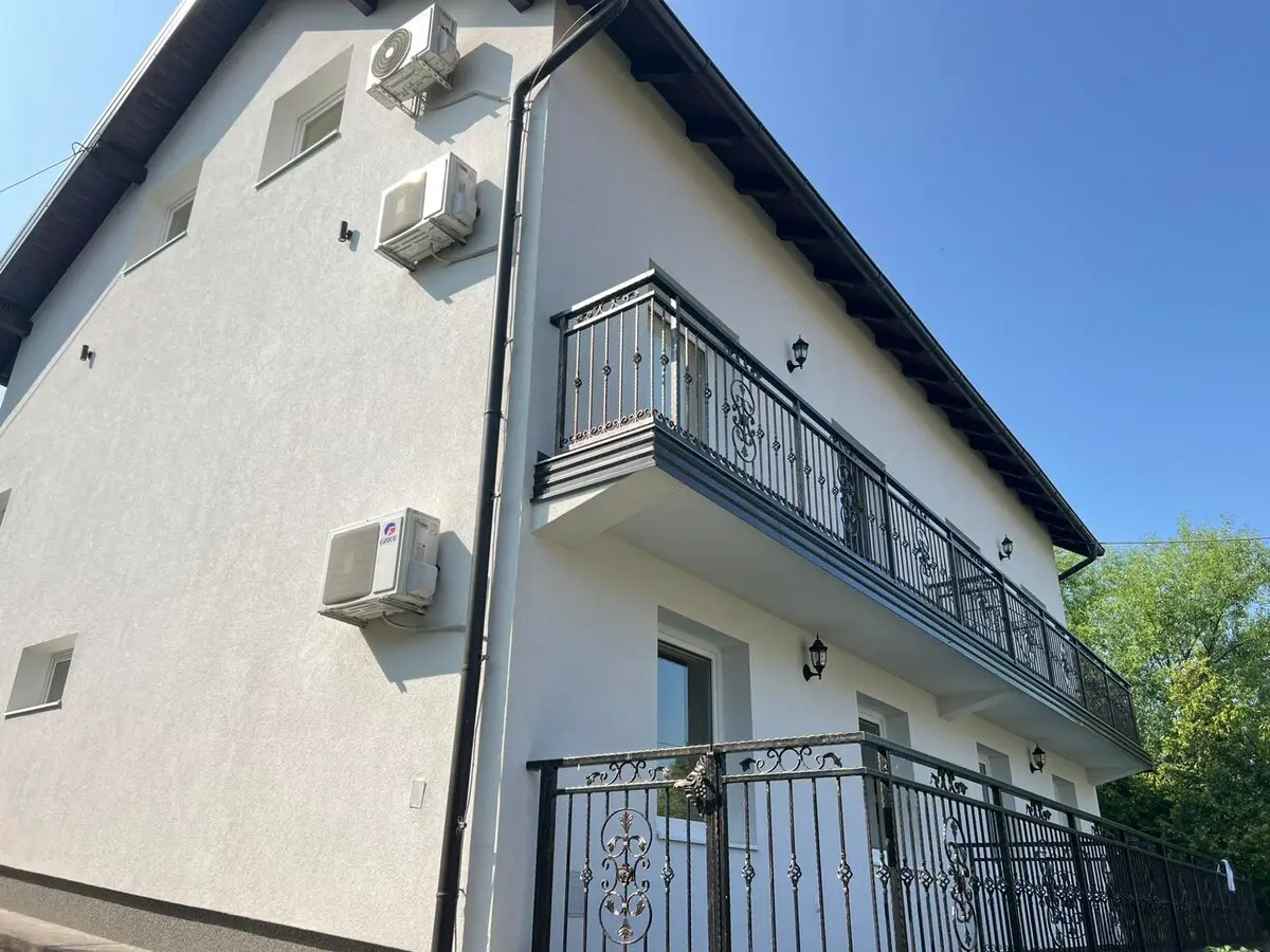 House with a large courtyard and parking, 3 air conditioners!