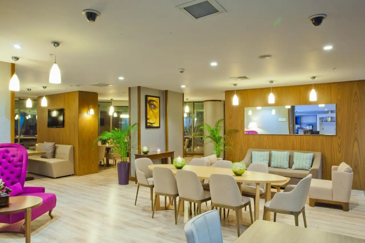 Parkside Hotel & Apartments