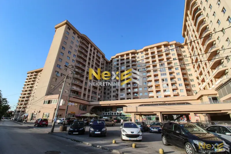 SUNNY large apartment\5 min from the airport