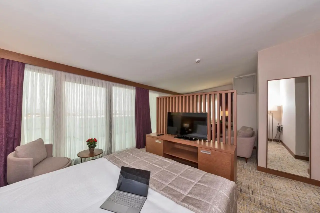 Land Park Hotel