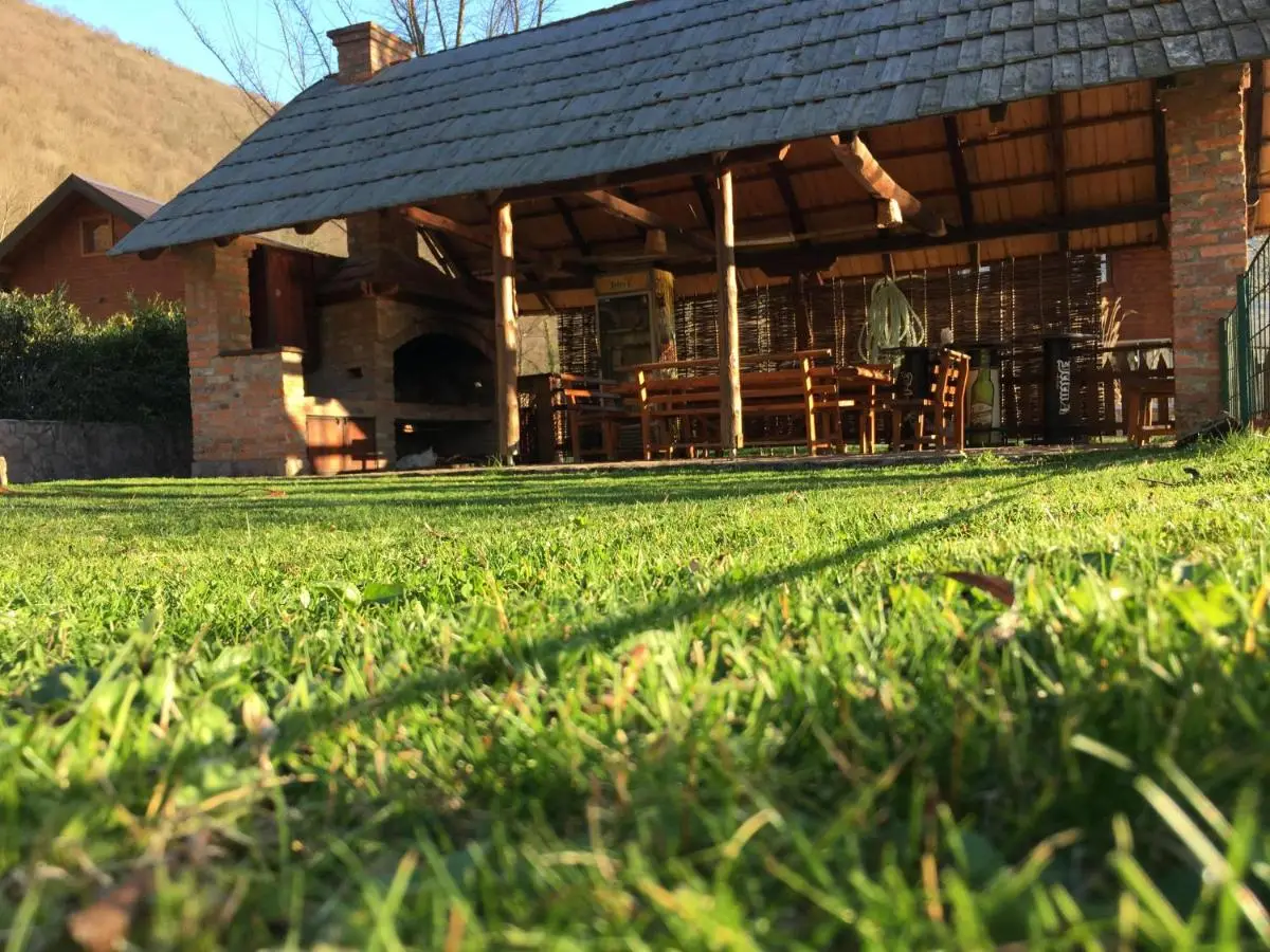 "River paradise" Vikendica sa bazenom, ladarom i kaminom na samoj obali Vrbasa Banja Luka