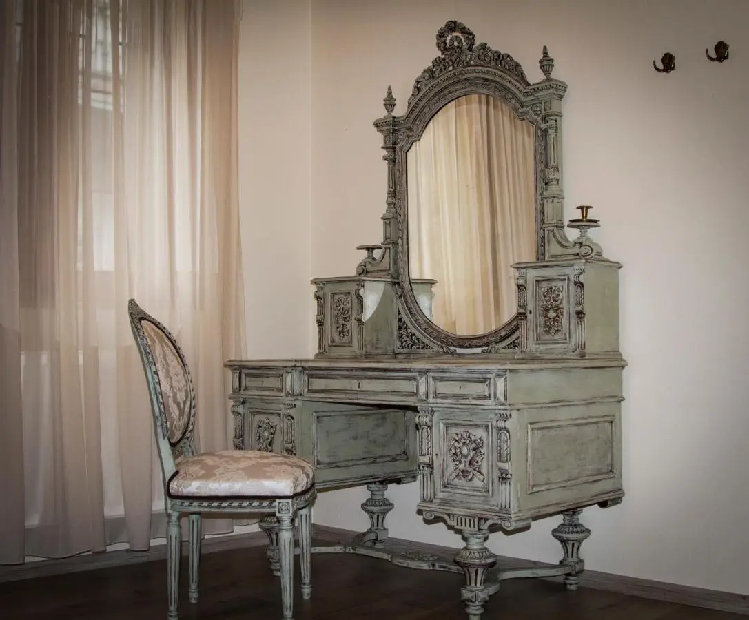 Vintage Art Rooms