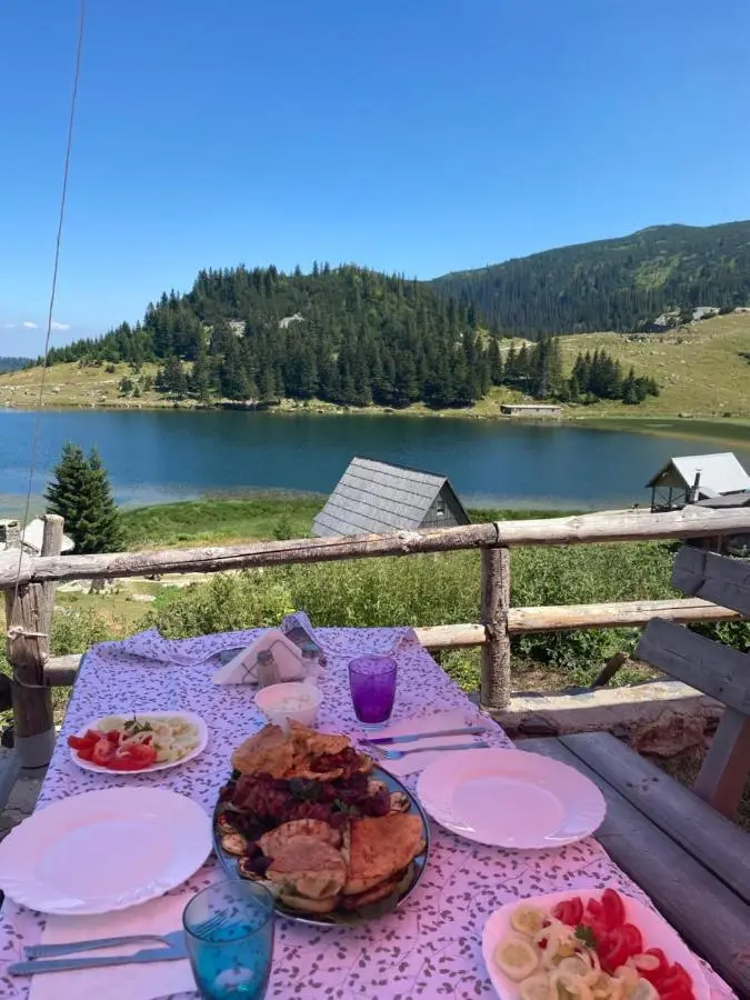 Prokoško jezero Zlatna koliba