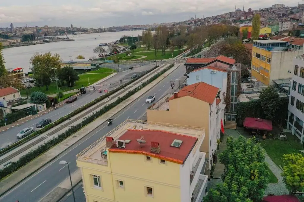 Waterfront Apartment by the Tram - Terrace with Dome & Golden Horn View in Fatih