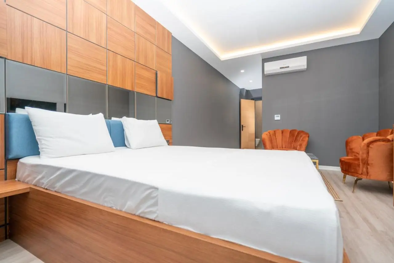 Center Suite