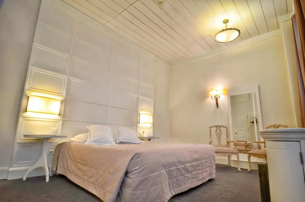 Kar's Hotel