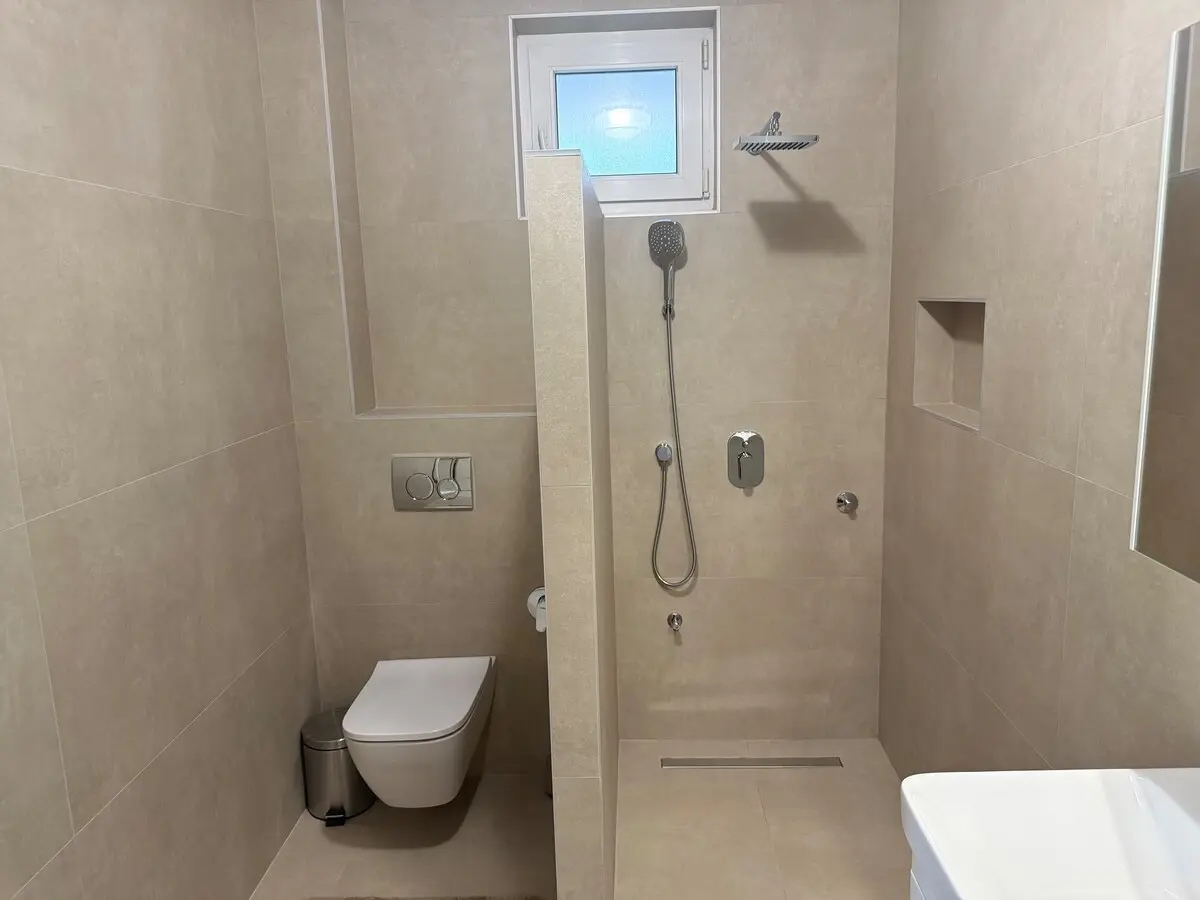 House with a large courtyard and parking, 3 air conditioners!