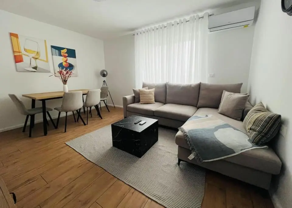 Modern apt near city centre