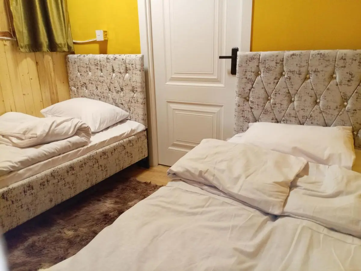Baku Express Guest House - PRIVATE rooms with SHARED bathrooms
