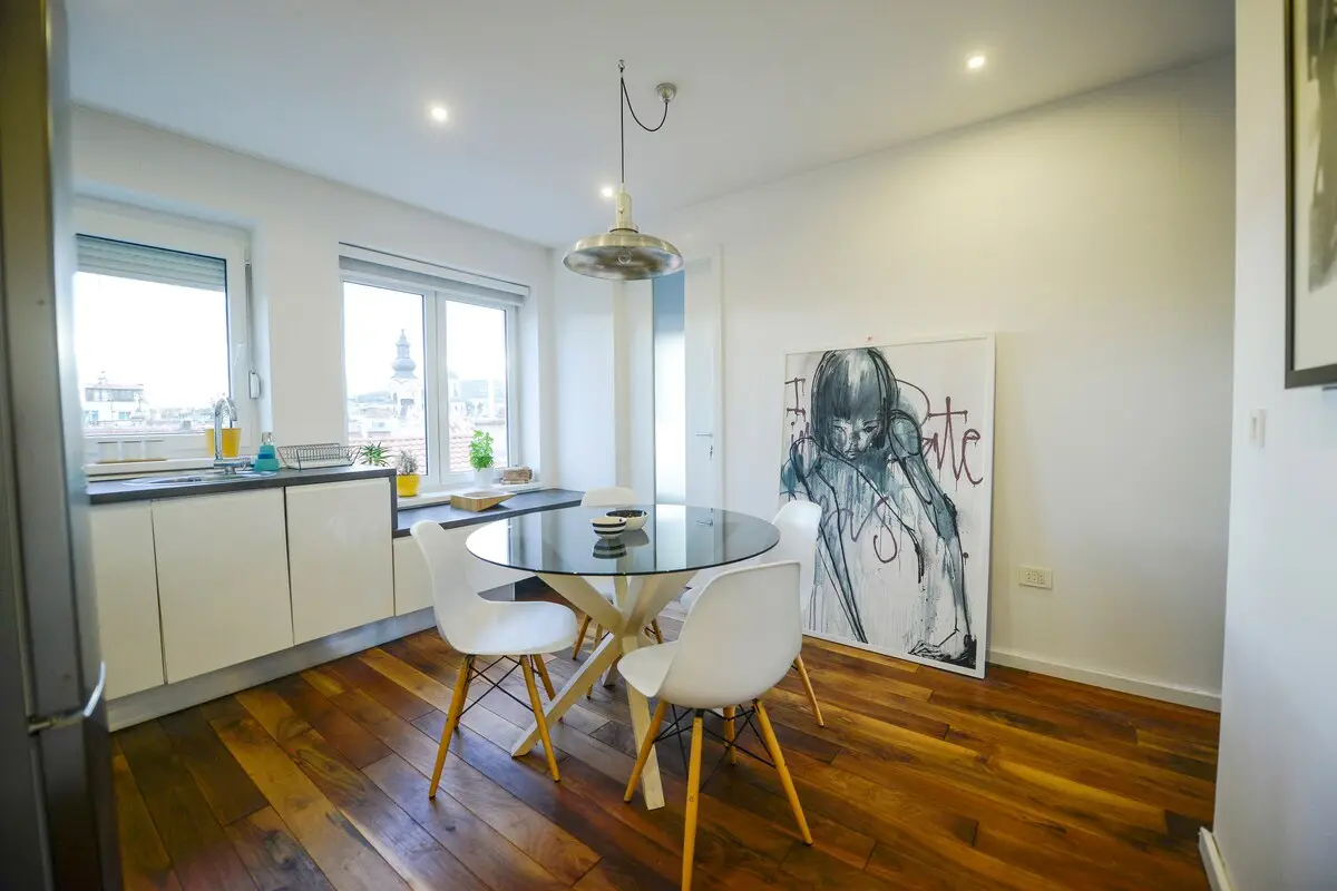 Top location penthouse apt.