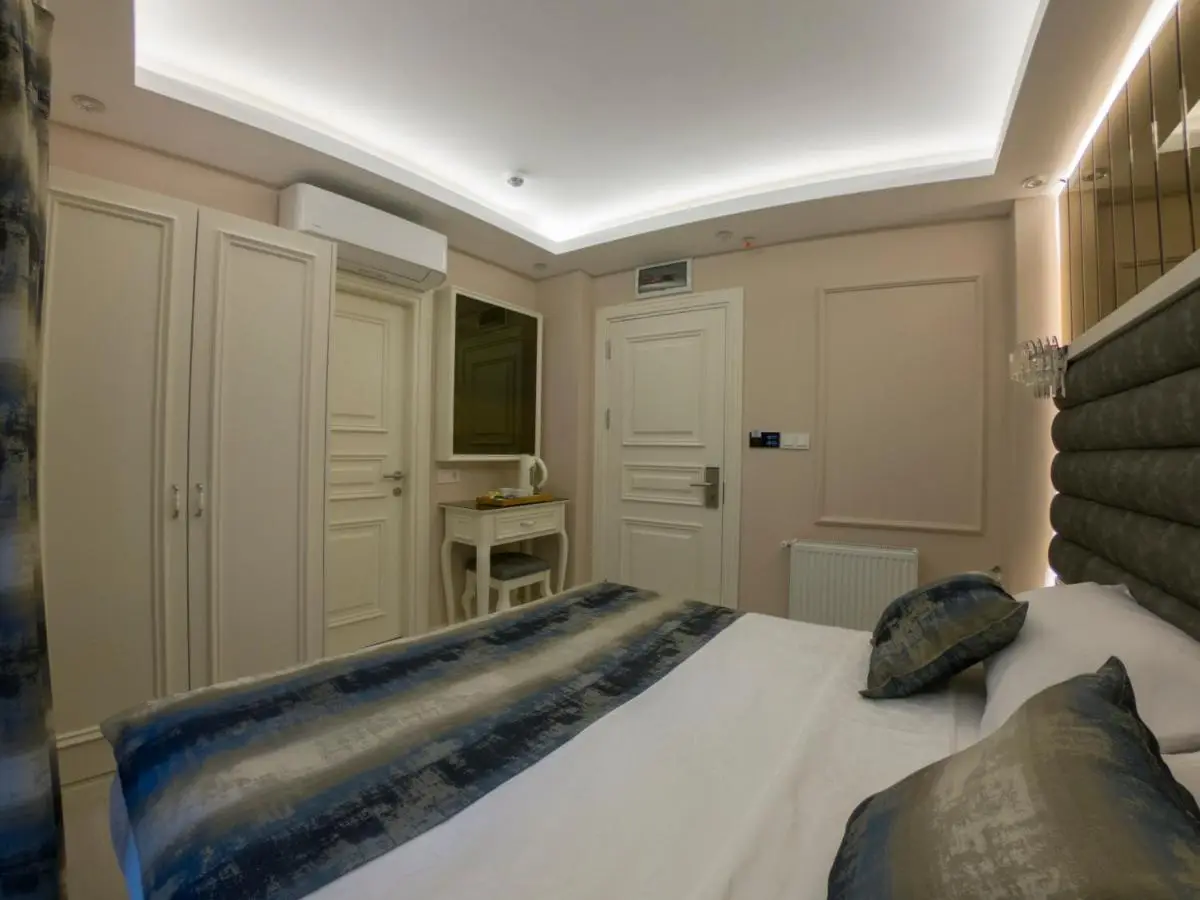 Crowned Hotel