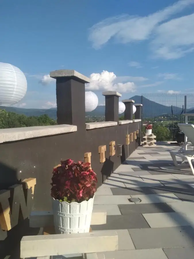 Holiday House White Hill