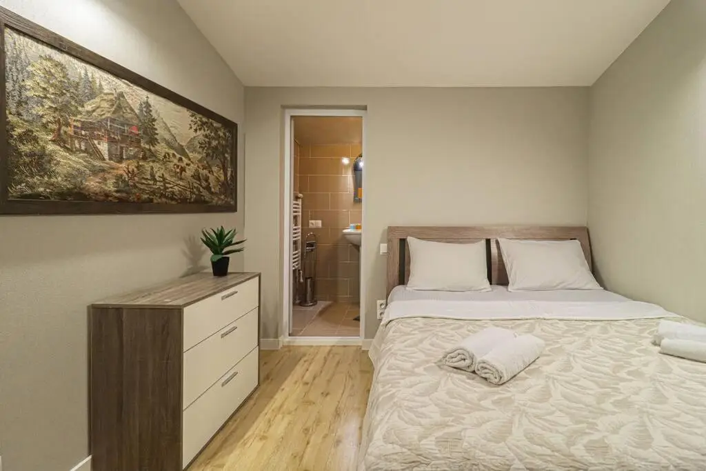 Cosy Central 2-BR Apartment-By Wehost