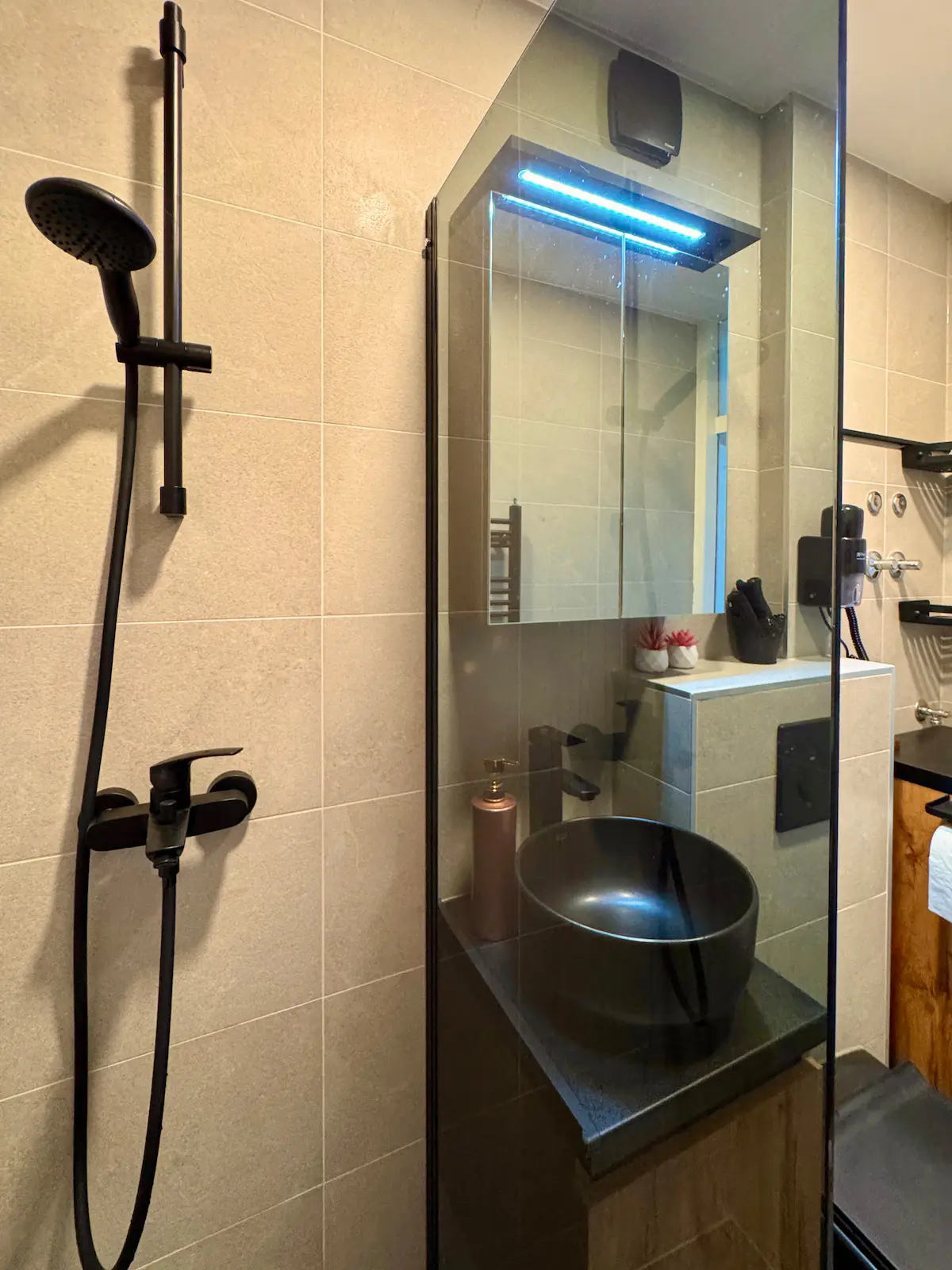 Rose Nest Airport Apartment - Self Check-In