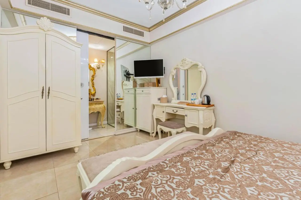 Elegance East Hotel
