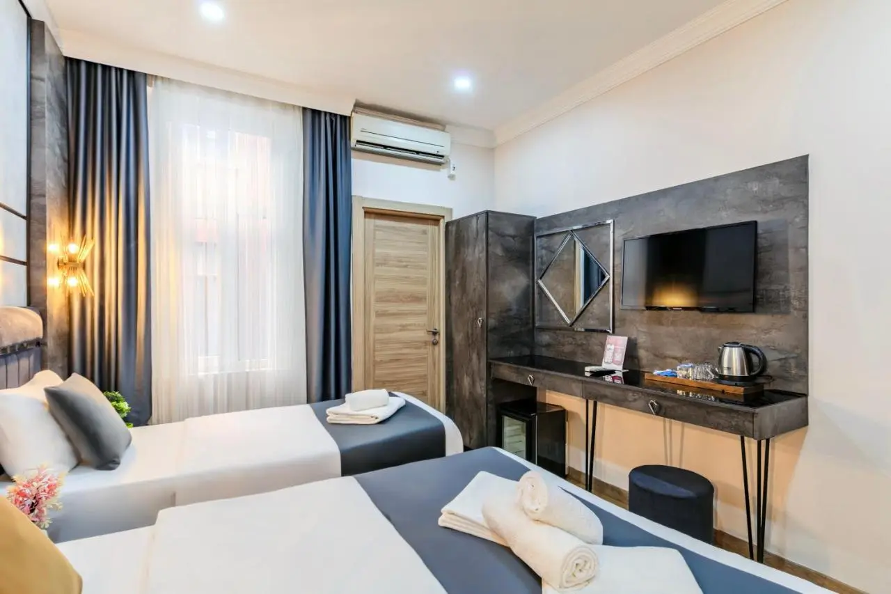 La Pazza Suites