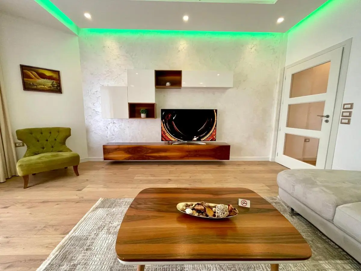 Queen’s Luxury Apartments Lake