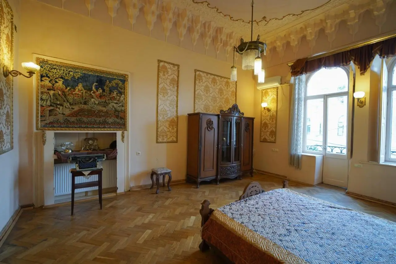 Leon Rooms