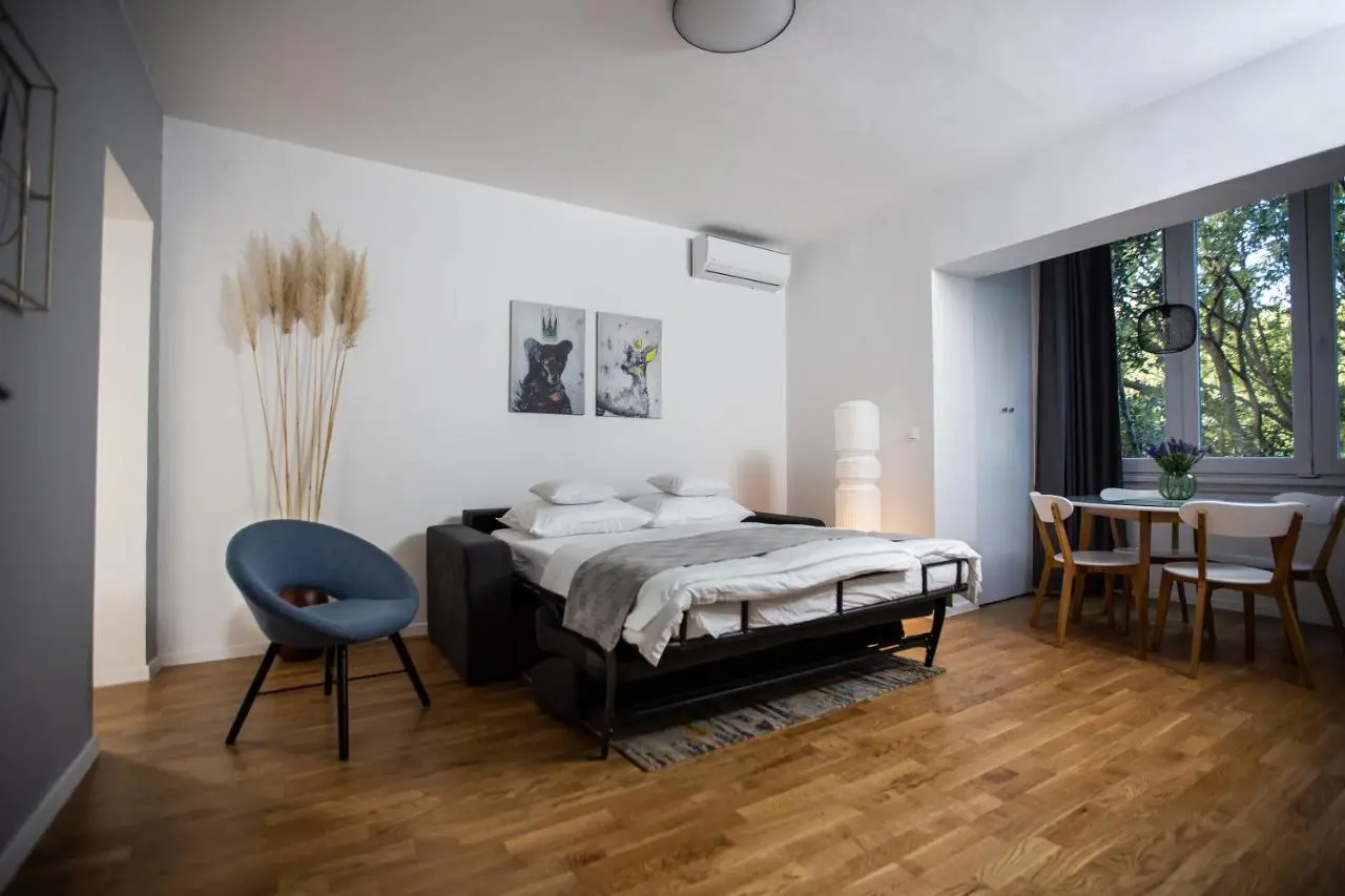 Big Tree Apartment & The Nest Apartment - free Parking