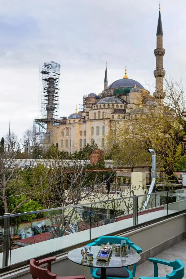 Obelisk Hotel & Suites