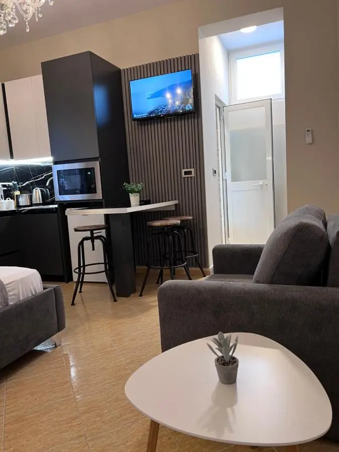 White Star Villa - Studio Apartments with Parking