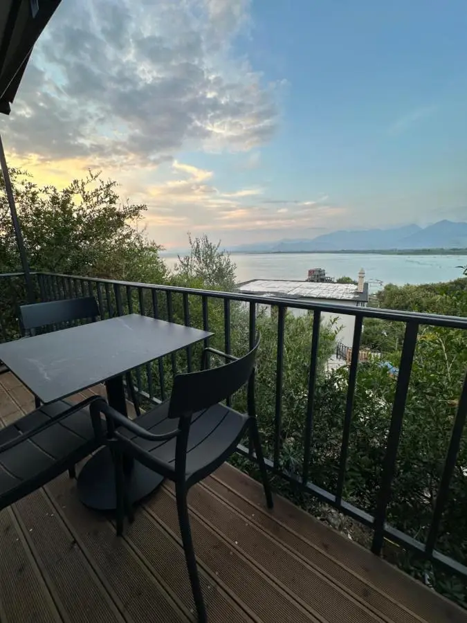 Lake Escape Villa Shirokë