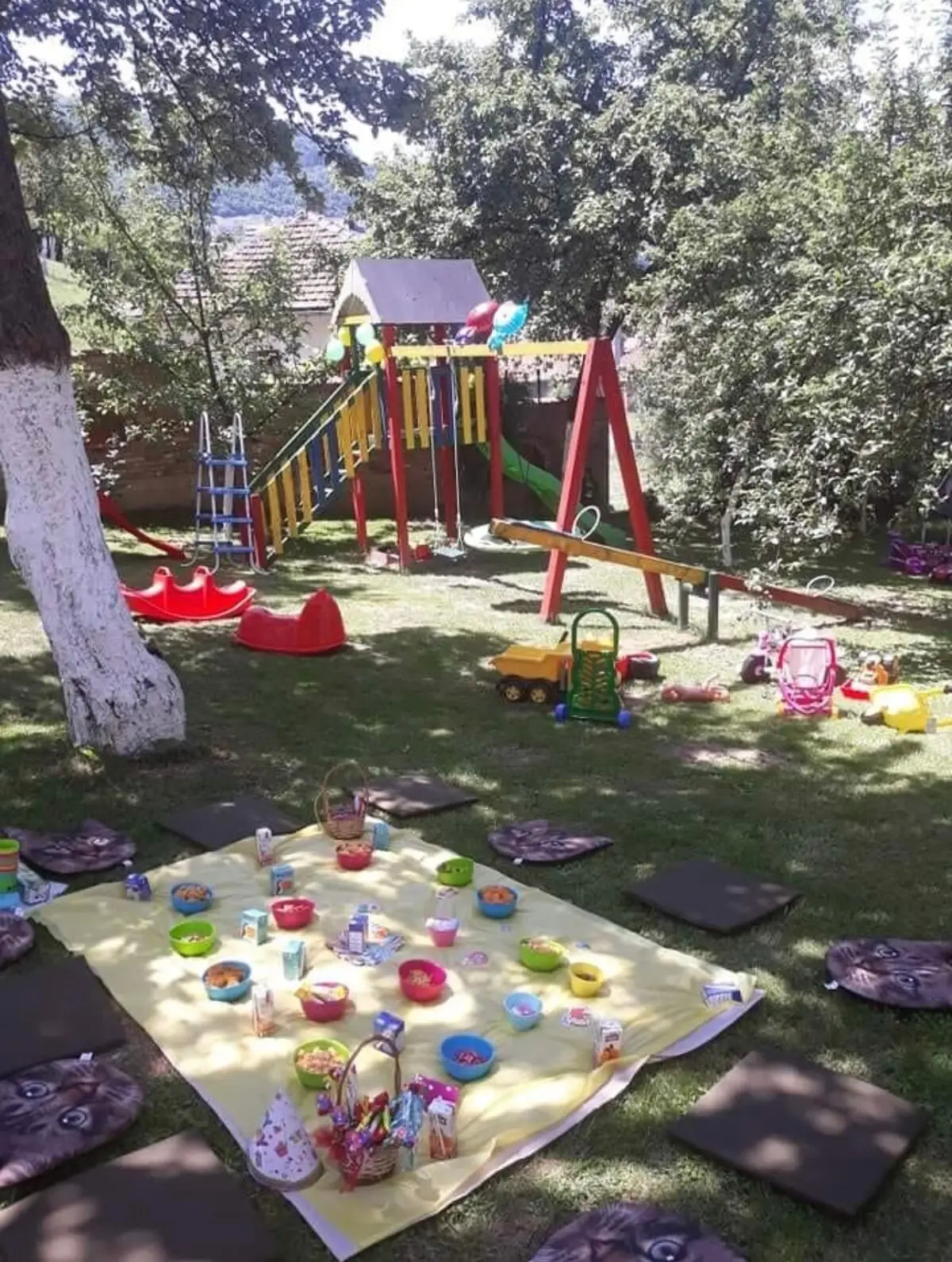 1-min to Bus /  House with Big Garden and BBQ