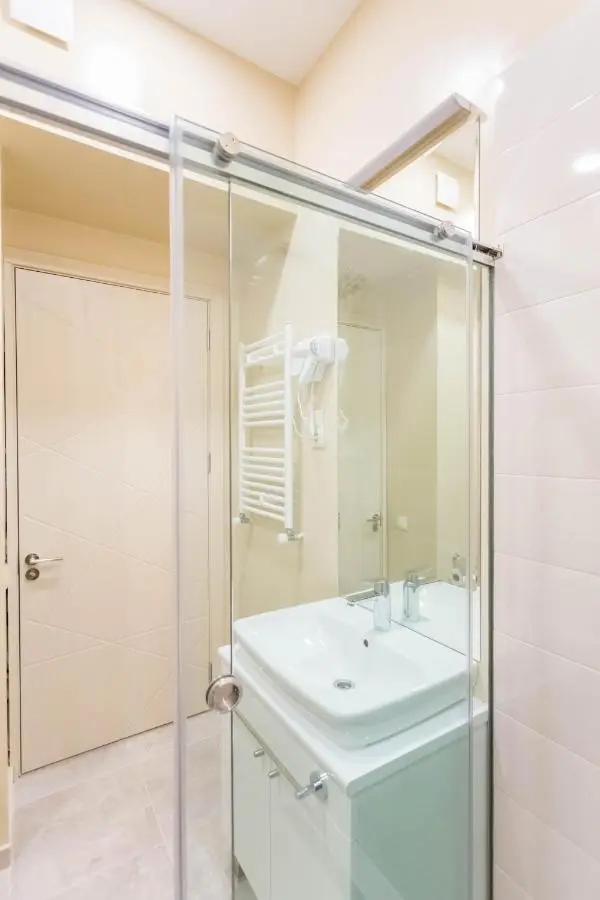 Luxury 3 BR apartment by Freedom square City Center