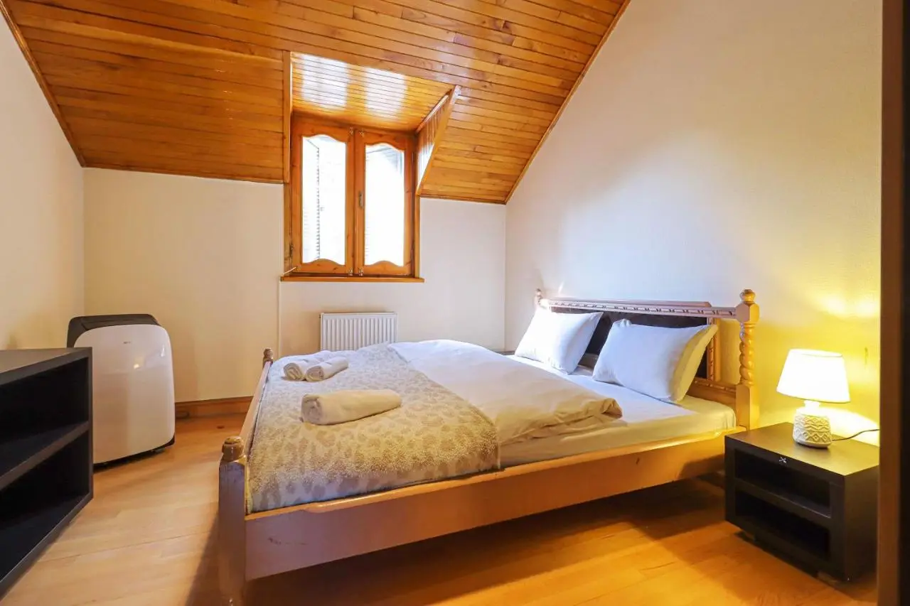 Central 4BR Apt for Groups & Families - By Wehost