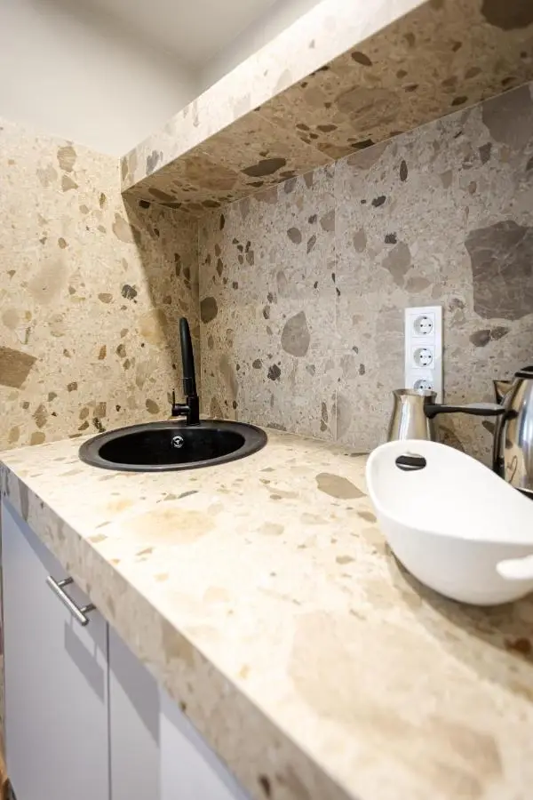 Apart Meidani - Stylish Old Town Apartment with Balcony & Synagogue View