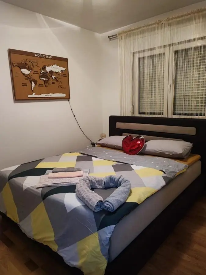 Yellow Corner Lux apartment, Lukavica, Istocno Sarajevo near Airport - free parking