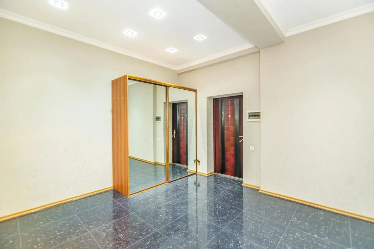 Apartment On Mc Donalds