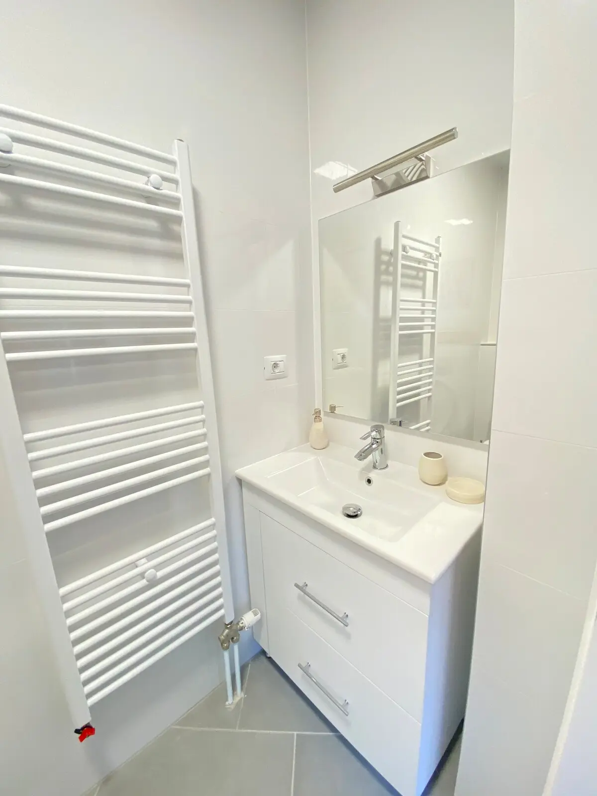 Beautiful White Studio Apartment Lejla