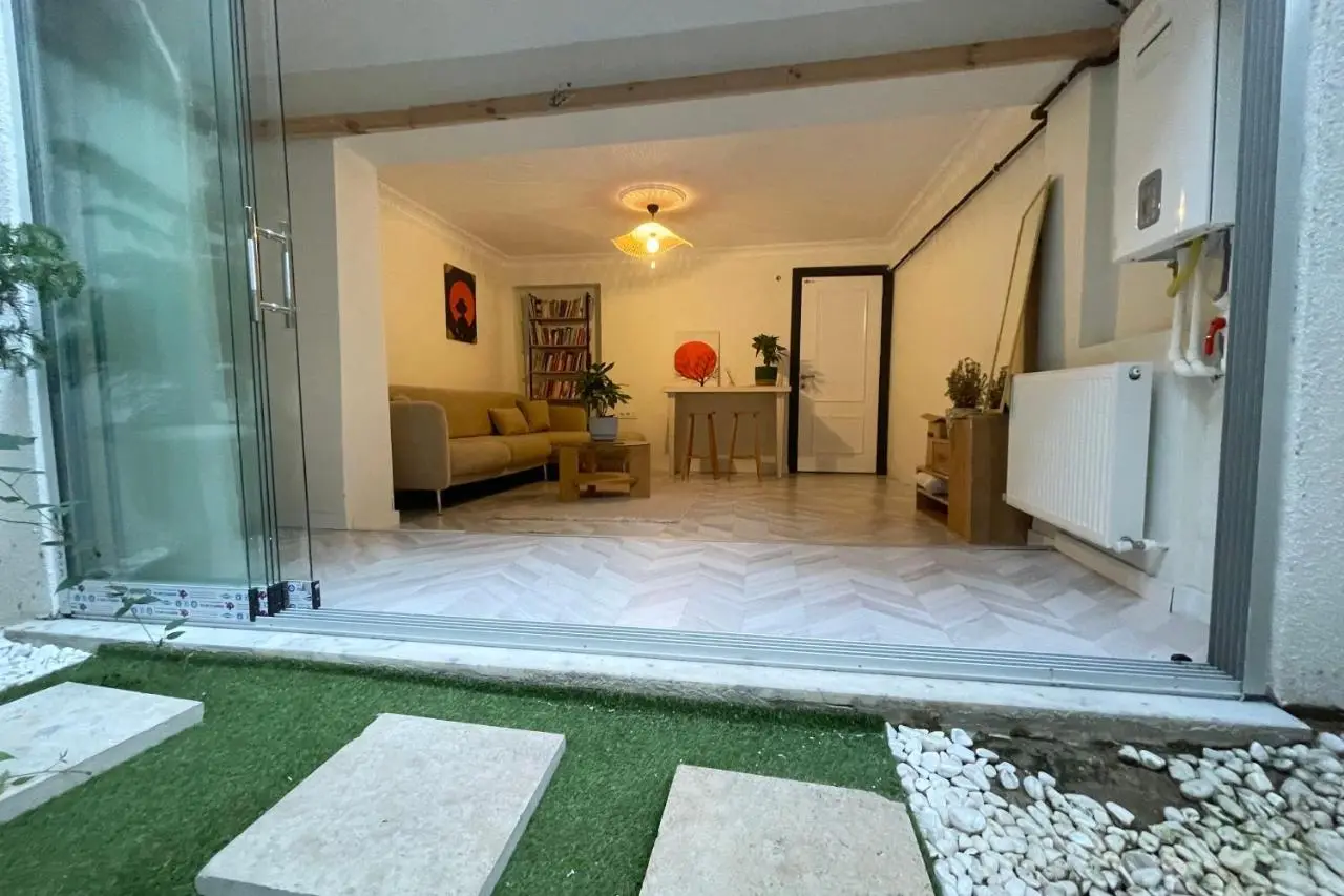 baesment 2BR apt with 2toilet and 2bath 8min to metro #1