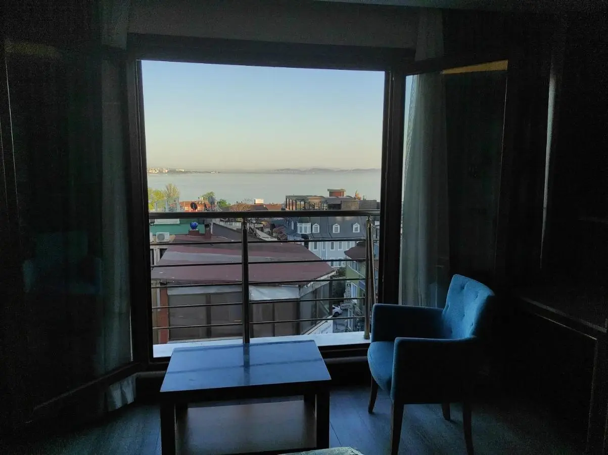 Magnaura House Hotel