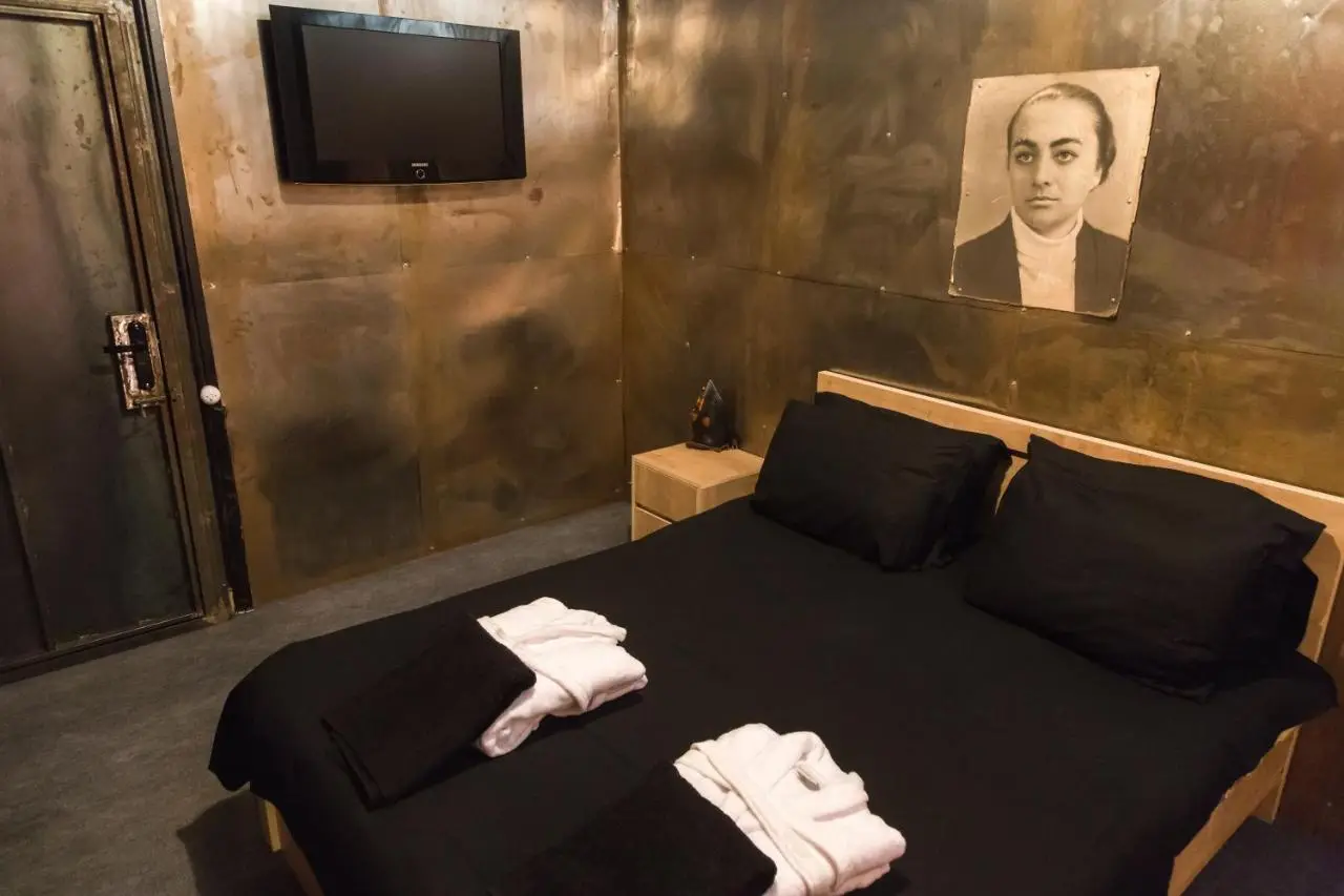 ALCATRAZ JAIL-HOSTEL