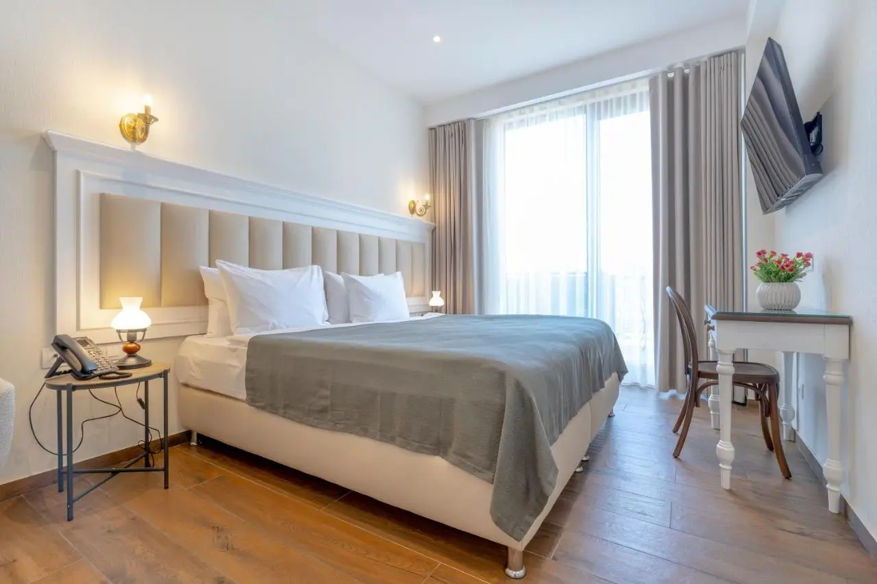 Iris Hotel