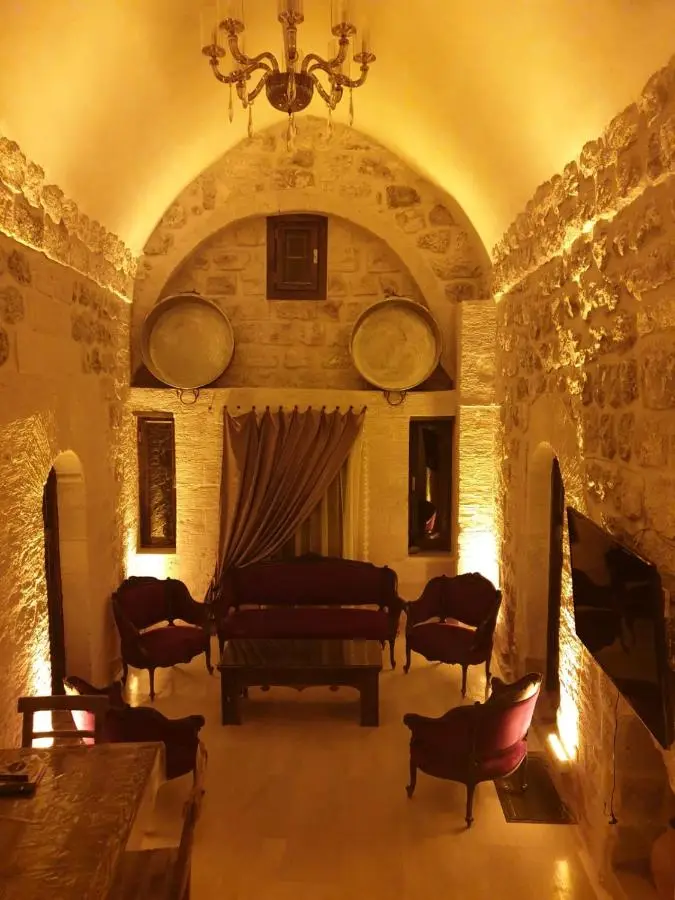 Mardin tarihi ulu Cami yanı, Kale divan konağı
