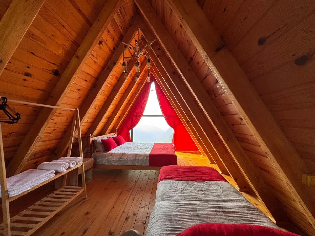 Cela Zeni Suit Bungalov