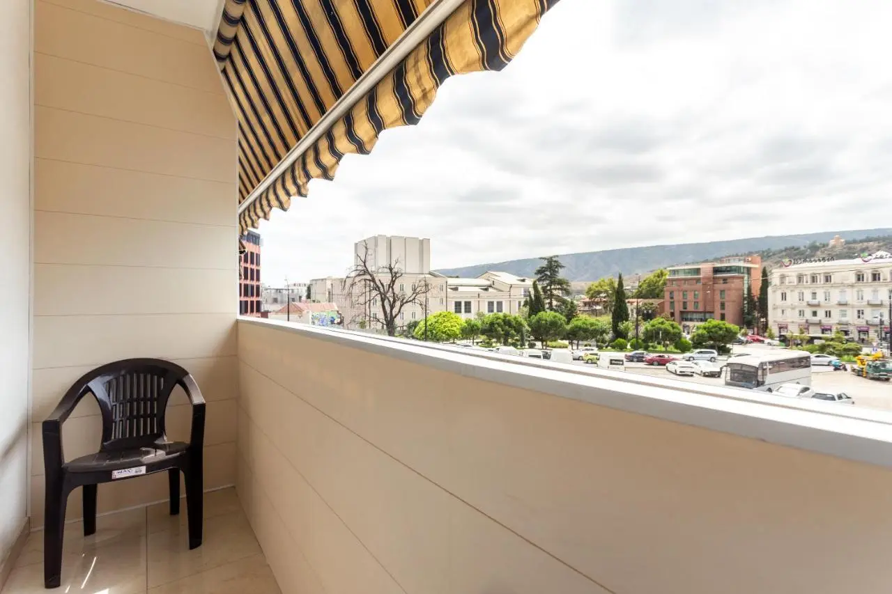 Prime location Apartment with Three Bedroom