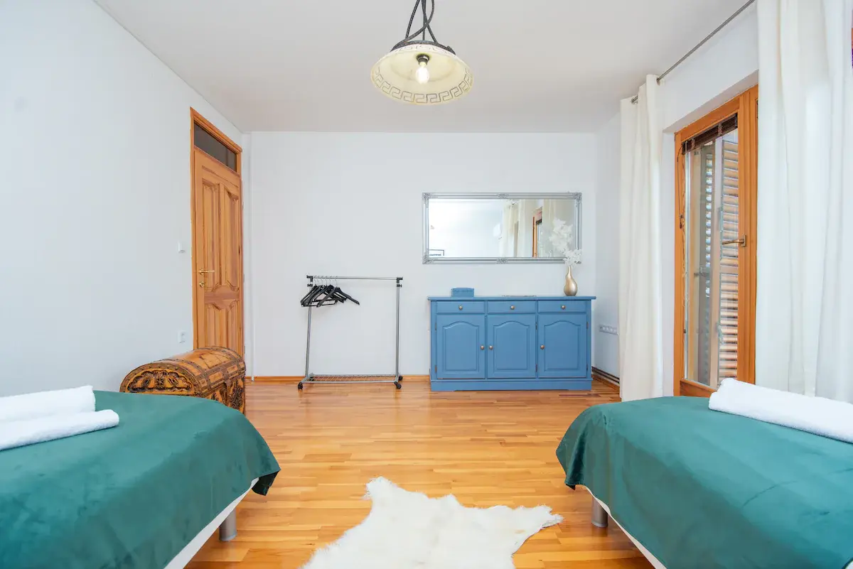 6BDR Holiday Nest - Green Aris